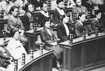 初の女性参政権で当選、登院した女性議員